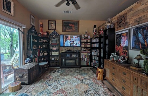 Streetman Cottage | 1-bedroom/bath Cozy rustic cottage, off the RCR with AC in lovely Wrinkler, Tx.