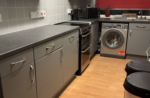 Bromley North Apartment | 1 Bedroom Garden Apartment in Zone 2