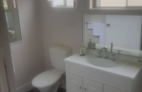 West Gladstone House | 1 Bedroom Granny flat, quiet location close to everything