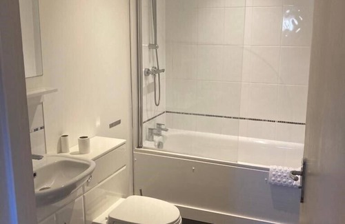 Miskin Cabin | 1 Bedroom Lodge in Grounds of Miskin Manor