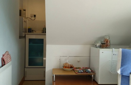 Littlehampton Apartment | 1 Bedroom Studio Flat, close to beach, own entrance and parking.