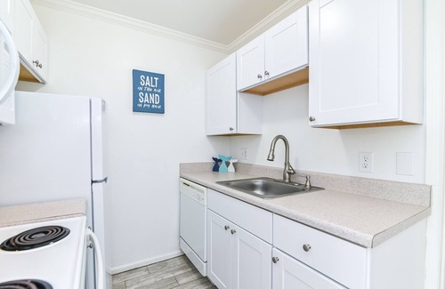 Northeast Virginia Beach Condo | 1 Block From Virginia Beach Resort Oceanfront & Boardwalk