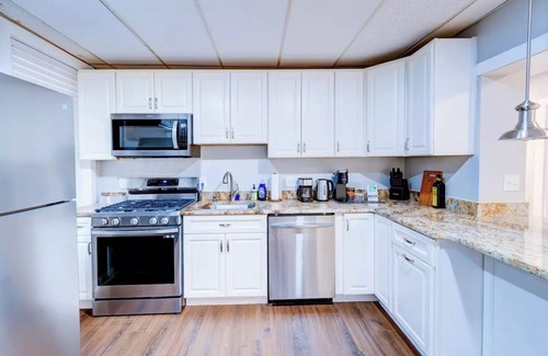 Dwight House | 1 Block from Yale. Premium WFH amenities, coffee bar, In-unit W/D. 1000+ sq ft