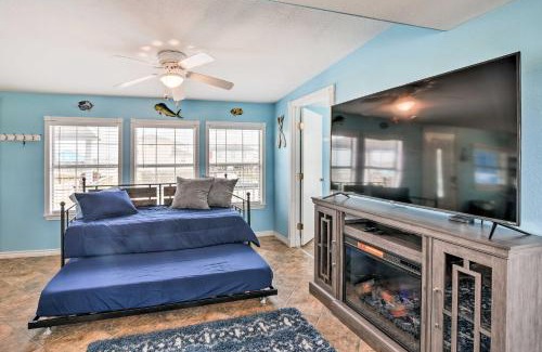 Surfside Beach House | 1 Block to Surfside Beach Home with Deck!