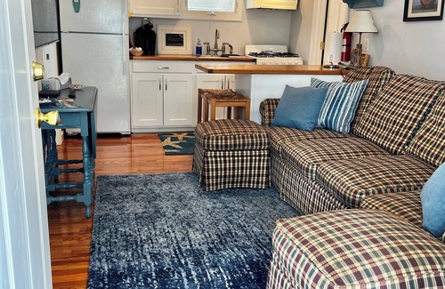 Wall Cottage | 1 Block to the Sea and Sand! Week of Sept 14 available!