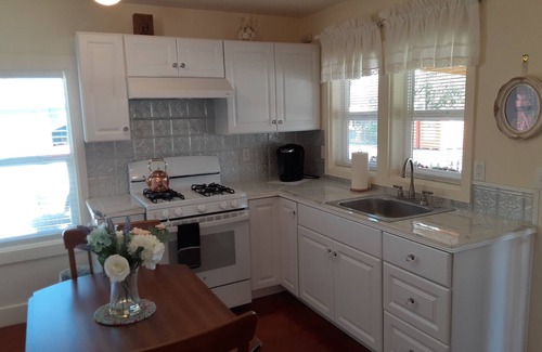 Cottonwood House | 1 Block Walk to Old Town - 1931 Historical Home