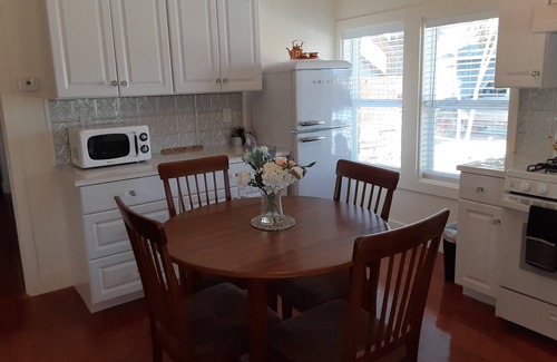 Cottonwood House | 1 Block Walk to Old Town - 1931 Historical Home