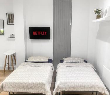 Harlington Apartment | 1-BR Flat next to Heathrow Airport London, 3-Beds, Free Parking