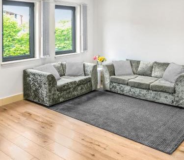 Harlington Apartment | 1-BR Flat next to Heathrow Airport London, 3-Beds, Free Parking