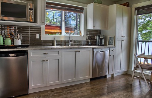 Port Renfrew Cottage | 1 BR - Oceanfront - Private Hot Tub - No Pet - Sleep up to 4