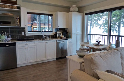 Port Renfrew Cottage | 1 BR - Oceanfront - Private Hot Tub - No Pet - Sleep up to 4