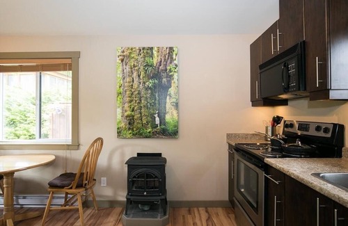 Port Renfrew Cottage | 1 BR plus Bunkhouse - Garden View - Sauna - Sleep up to 6