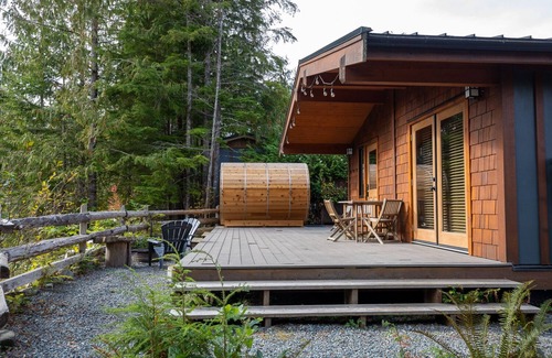 Port Renfrew Cottage | 1 BR plus Bunkhouse - Garden View - Sauna - Sleep up to 6