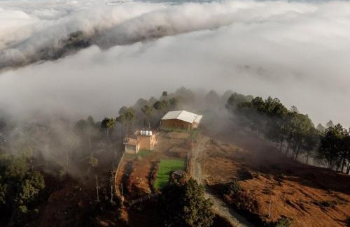 Jakh House | 1 br Stay Enclosing the Mountains Nivriti Cottage by RoamHome