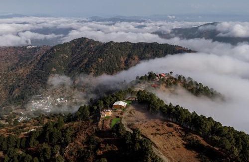 Jakh House | 1 br Stay Enclosing the Mountains Nivriti Cottage by RoamHome