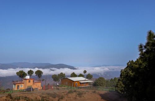 Jakh House | 1 br Stay Enclosing the Mountains Nivriti Cottage by RoamHome