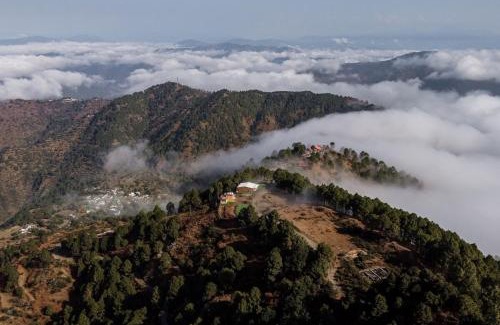 Jakh House | 1 br Stay Enclosing the Mountains Nivriti Cottage by RoamHome