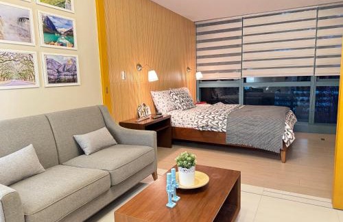 Pinagsama Apartment | 1 BR Uptown BGC Cozy Condo Netflix 200Mb Wi-Fi