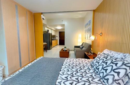 Pinagsama Apartment | 1 BR Uptown BGC Cozy Condo Netflix 200Mb Wi-Fi