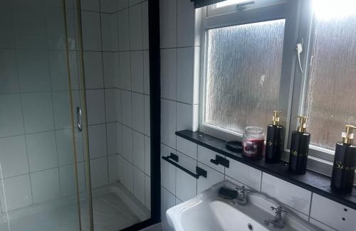 Basildon House | 1 Double Bedroom Luxury Space with Living Room, Bathroom and Kitchen