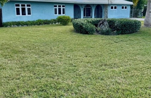 Bahamia West House | 1 King Bed located 1.5 miles from the beach