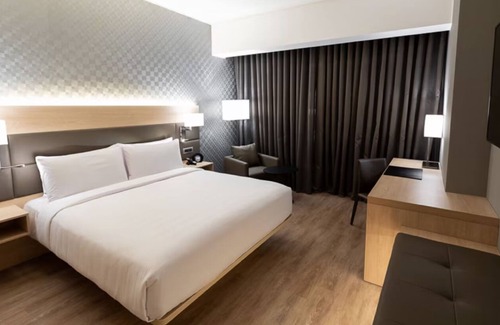 Armendariz Hotel | 1 King Bed w/Partial Ocean View at AC Hotel Lima Miraflores - Free Parking