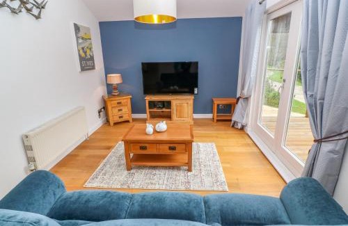 Looe House | 1 Lake View