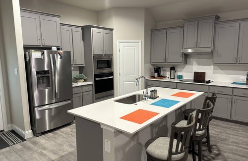 Midlothian House | 1 Level Almost Brand New 3-bed in Midlothian. Secure/Safe Neighborhood!