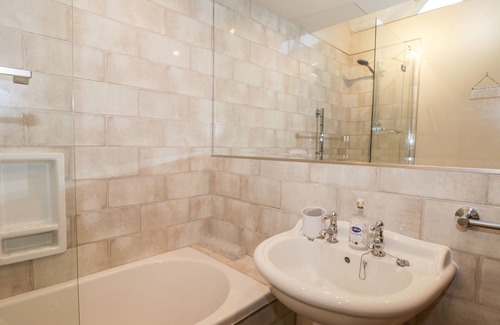 Bilting Cottage | 1 LITTLE RIPPLE COTTAGES, romantic, character holiday cottage in Wye