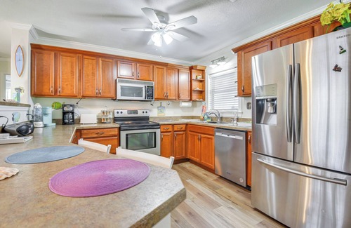 Cortez House | 1 Mi to Anna Maria Island: Pet-Friendly Retreat