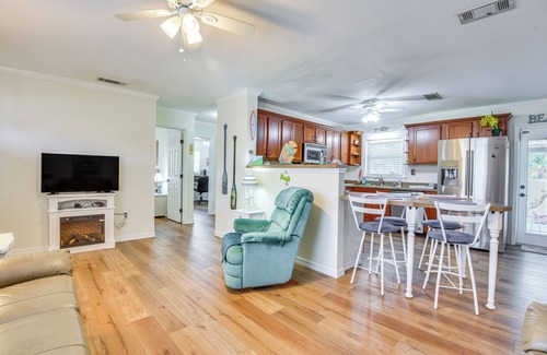 Cortez House | 1 Mi to Anna Maria Island: Pet-Friendly Retreat
