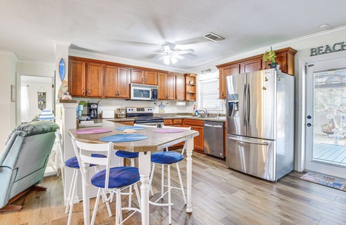 Cortez House | 1 Mi to Anna Maria Island: Pet-Friendly Retreat