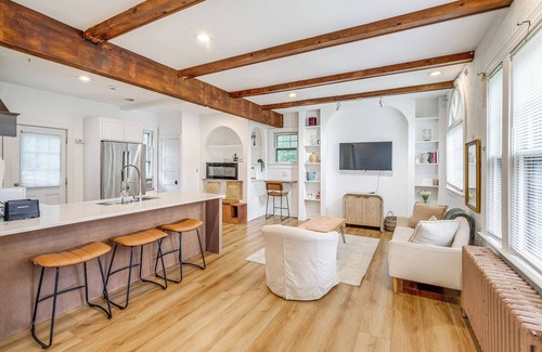 College Park House | 1 Mi to Arts District: Modern Hyattsville Hideaway