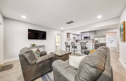 Lantana Cottage | 1 Mi to Beach: Sunny Lantana Cottage w/Pool!