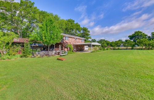 Kingston House | 1 Mi to Boat Ramp Lake Texoma Getaway with Deck