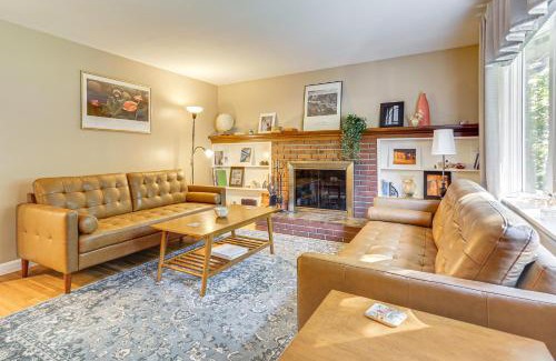 Attleboro House | 1 Mi to Capron Park Zoo Quiet Family Getaway