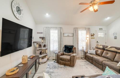Issue House | 1 Mi to Colonial Beach Boardwalk Home with Fire Pit