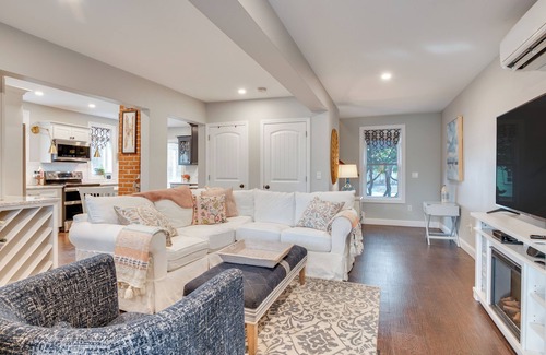 Wells Cottage | 1 Mi to Drakes Island Beach: Cottage w/Deck!