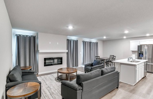 Waukee House | 1 Mi to Golf: Quiet Waukee Home w/Fireplace!