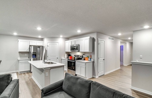Waukee House | 1 Mi to Golf: Quiet Waukee Home w/Fireplace!