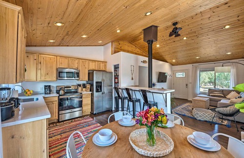 Show Low Cabin | 1 Mi to Hiking: Chic Show Low Escape w/Fire Pit!