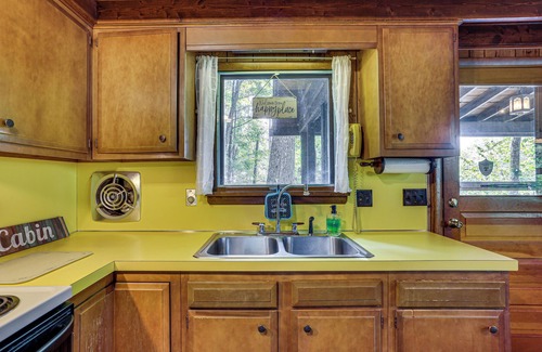 Greentown Cabin | < 1 Mi to Lake: Cabin w/Hot Tub in Greentown!