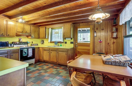 Greentown Cabin | < 1 Mi to Lake: Cabin w/Hot Tub in Greentown!