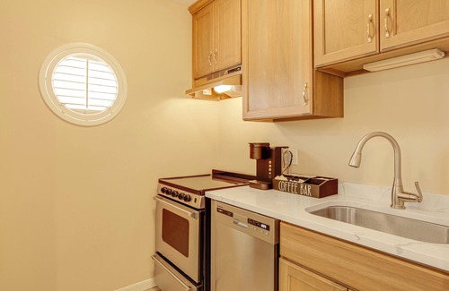 Norwich Apartment | 1 Mi to Mohegan Sun: Studio w/Golf Course Views