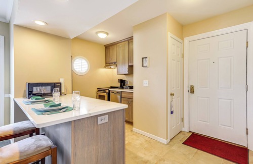 Norwich Apartment | 1 Mi to Mohegan Sun: Studio w/Golf Course Views