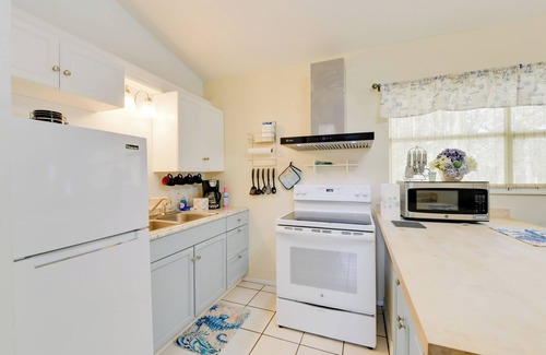 Laurel Apartment | < 1 Mi to Nokomis Beach: Tranquil Couple’s Retreat