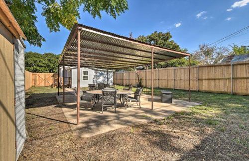 Central Arlington House | 1 Mi to UTA Arlington Elm Cottage with Fenced Yard