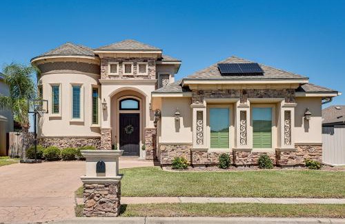 Edinburg House | 1 Mi to Vackar Stadium Roomy Retreat with Pool