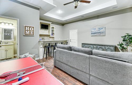 Edinburg House | 1 Mi to Vackar Stadium Roomy Retreat with Pool
