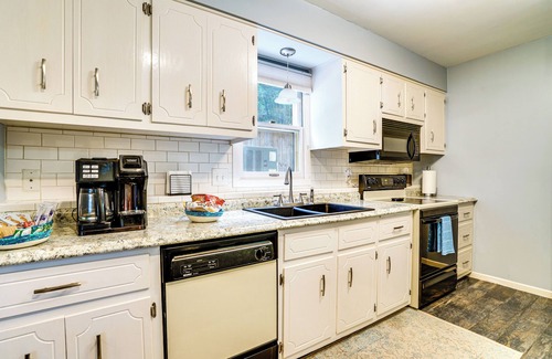 White Bear Lake Apartment | 1 Mi to White Bear Lake & Dtwn: Twin Cities Escape